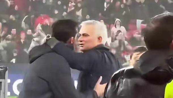 穆帅带本菲卡晋级，赛后暖拥球童 晤阿韦洛亚#足球