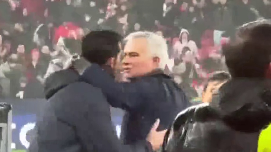 爱了 穆里尼奥赛后与球童拥抱庆祝