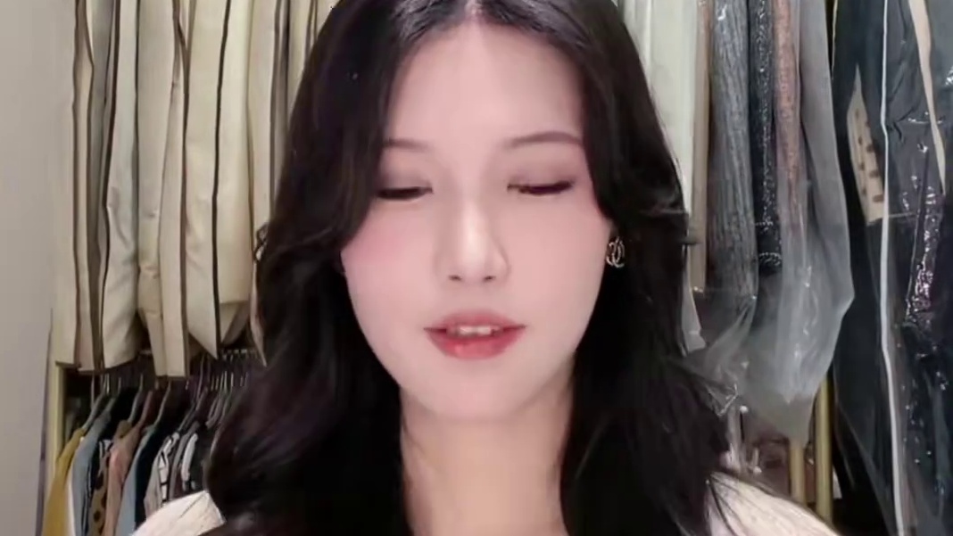 继mimi雷霆站姿后直播时的雷霆坐直