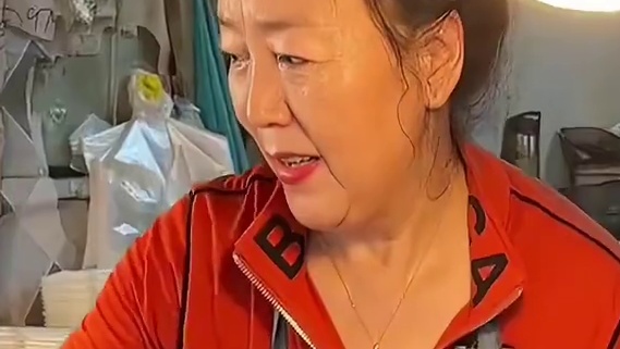 沈阳街头偶遇超级盒饭，你永远可以相信东北的物价7块钱能吃4个菜