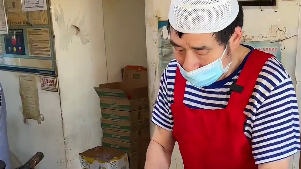 沈阳街头偶遇一次做10个的煎饼果子！一套12你们觉得贵吗？