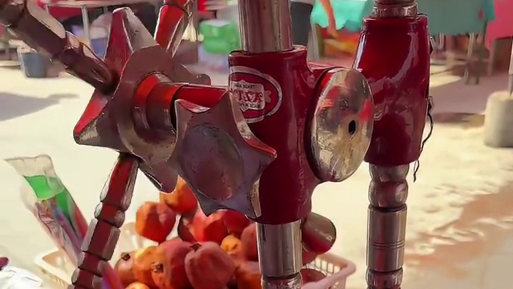 新疆街头鲜榨石榴汁 大个的石榴直接压成汁 喝起来酸酸的