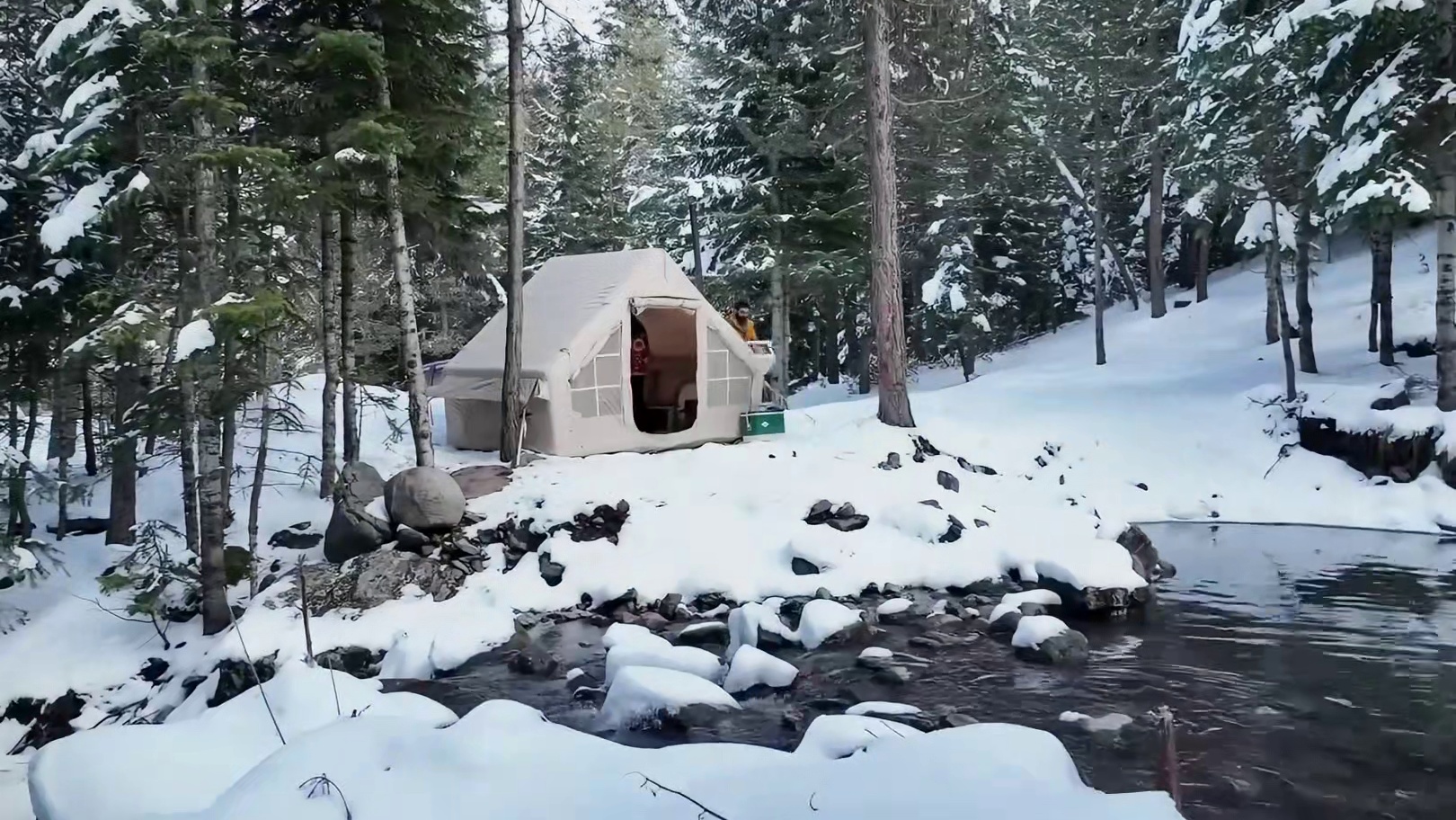 第1集：夫妻俩驾车到雪地露营，身处瀑布冰山，过程太解压