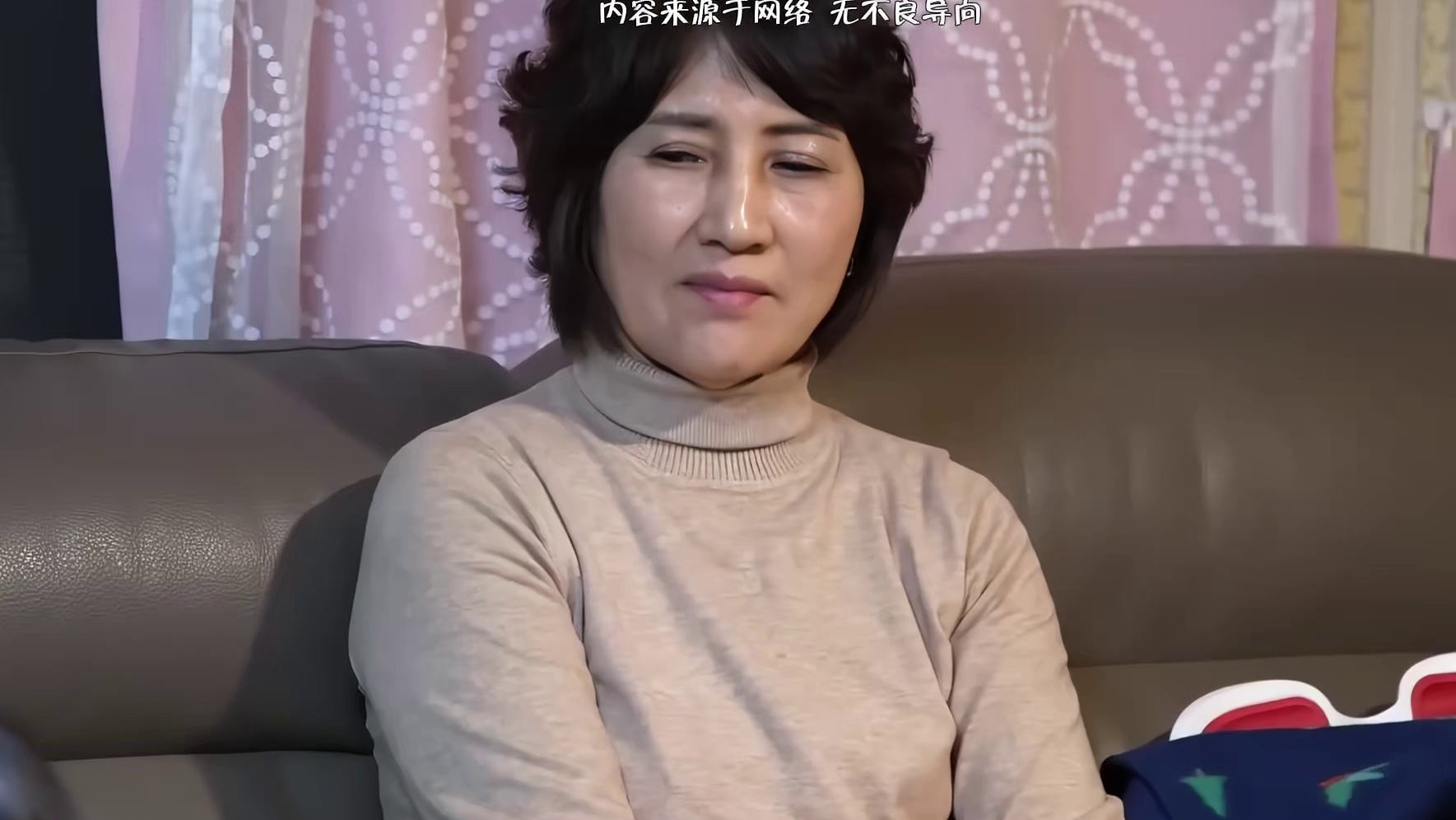 为了实现自己从小的梦想，女人向妈妈寻求经济帮助，被妈妈残忍拒绝