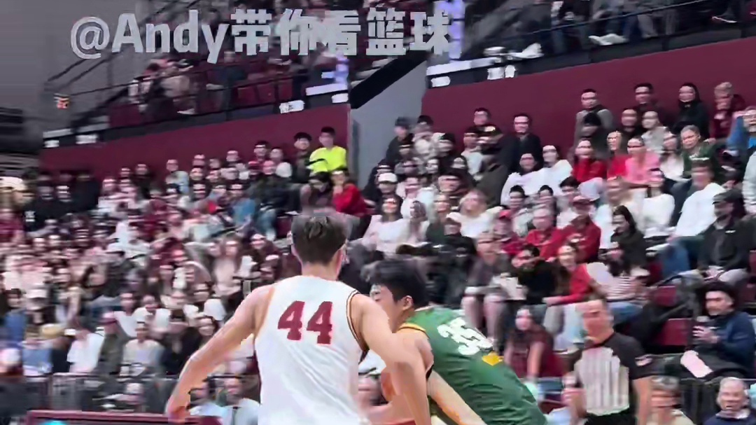 今日对战排名更高的圣克拉拉大学，王俊杰持球单打，后撤步晃过对手和我的镜头，上下步上篮拿下两分。现在这个进攻手段有点儿应接不暇了