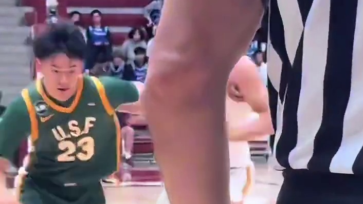 赵维伦在最后几分钟登场，一条龙从后场带球，自己突破，拿下两分，小赵的速度是真的快啊。为什么不让小赵轮换Beasley？