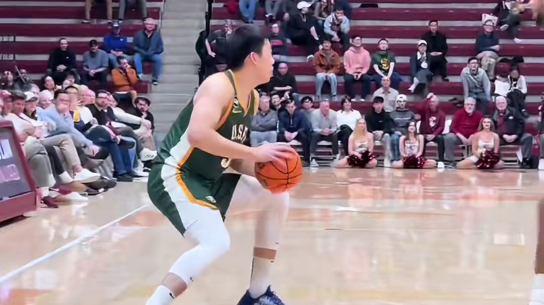 旧金山大学一次漂亮的组织进攻，空接爆扣收尾！