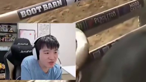 “泽哥看骑牛大赛，当场吓成表情包！”