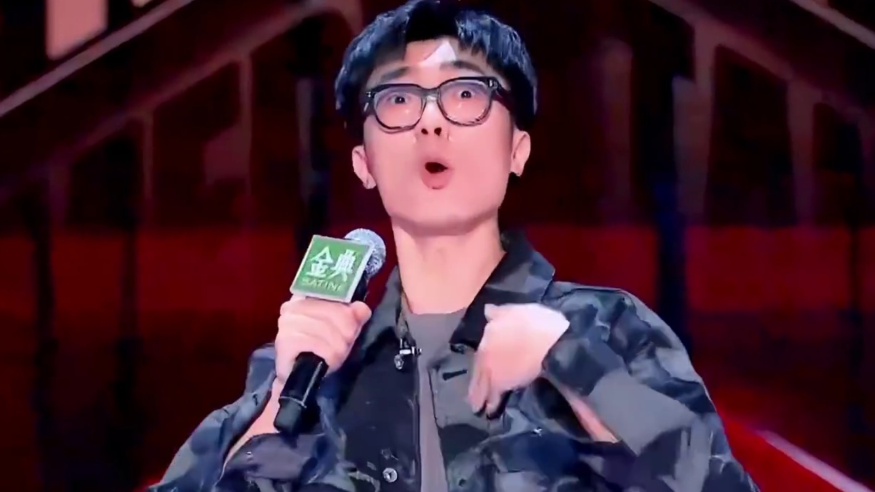半生漂泊远行，归来依旧是温馨三口之家