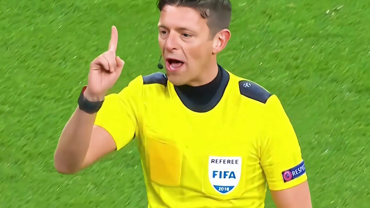 内马尔名场面，爆射裁判