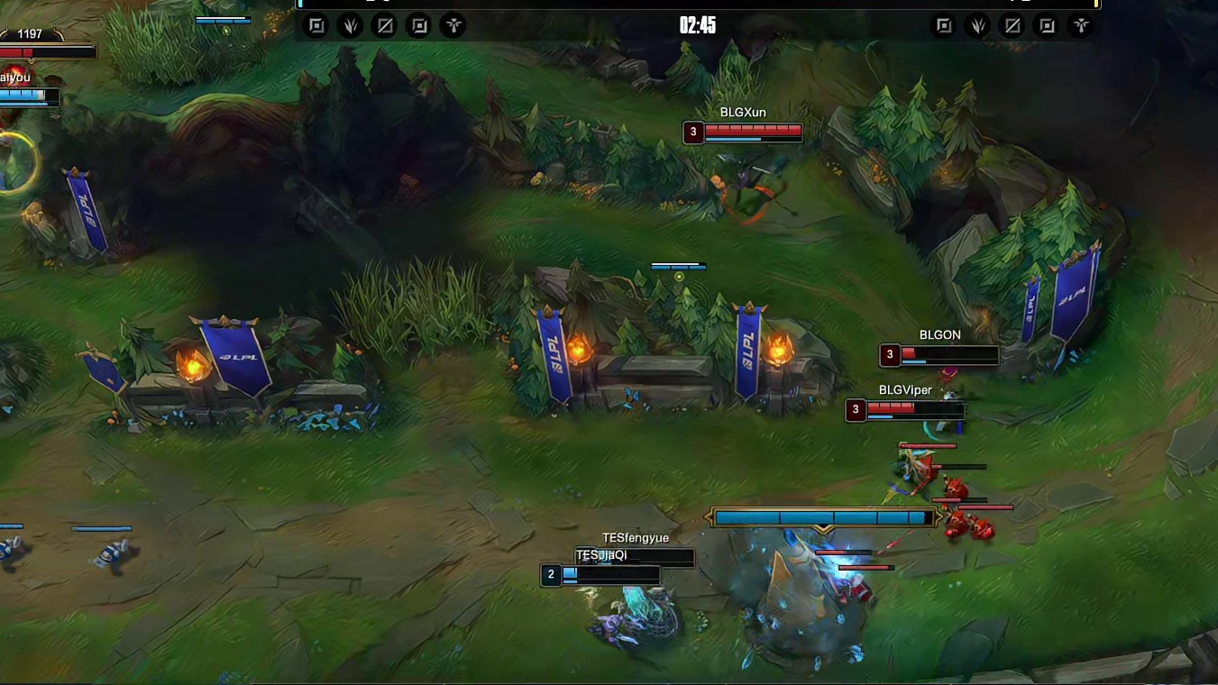 Xun赵信突袭下路击杀TES下路双人组