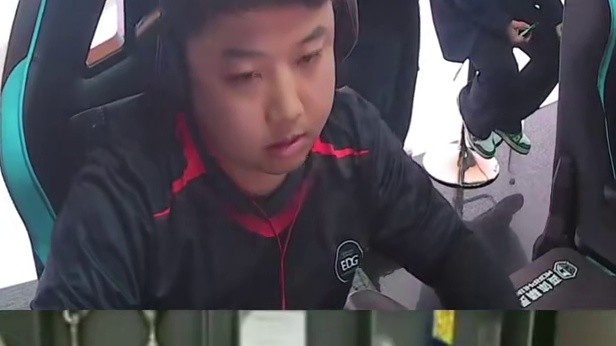 各大职业选手们看，LGD教练熊队长，奖励了队员一个香吻脸上亲了一口，全员难绷！ #