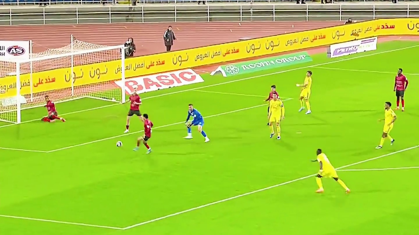 兄弟足球！C罗遭门线解围后，菲利克斯无私横传送助攻，C罗打进第961球！