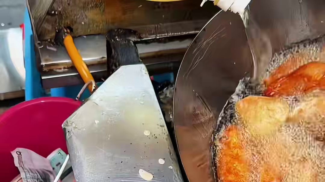 普宁街头炸粿条，1块一个，当地人从小吃到大