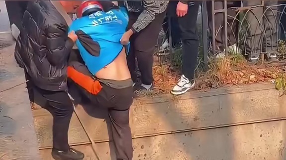 近日 安徽，男孩意外落水，路人合力救人（来源： 蛋糕））