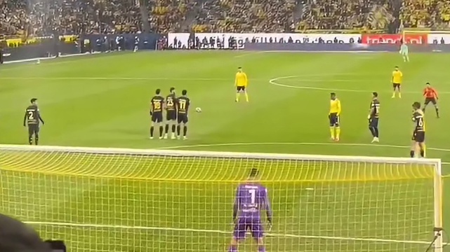 C罗任意球助攻队友后立刻破门，燃爆全场！