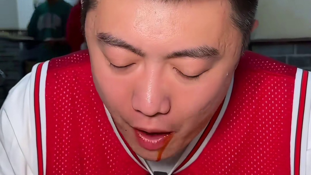 天津街头50元吃一斤包子，水馅鲜美味道好极了！