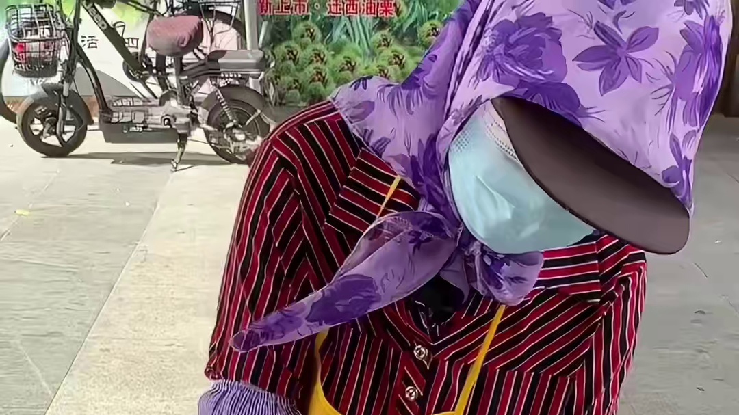 街头偶遇蜂蜜小蛋糕5块钱一份，还可以做爆浆的！满满的童年的味道！