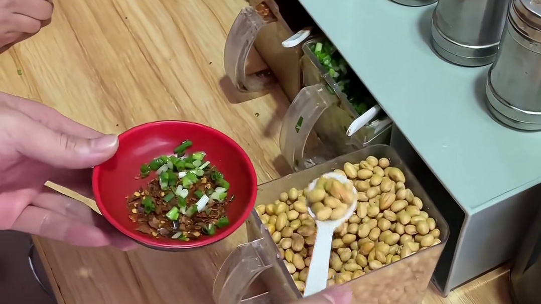 贵阳街边纯手工水饺现包现煮 制折耳根辣椒水是灵魂