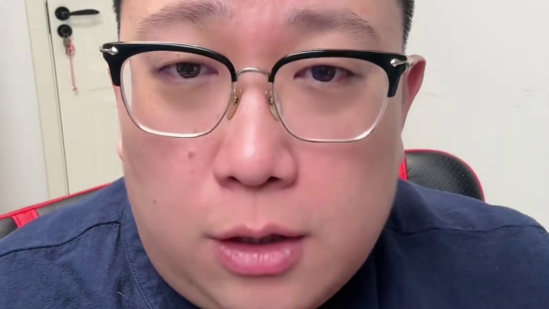 今晚我与两位爱徒和大家一起观看第二天的比赛！