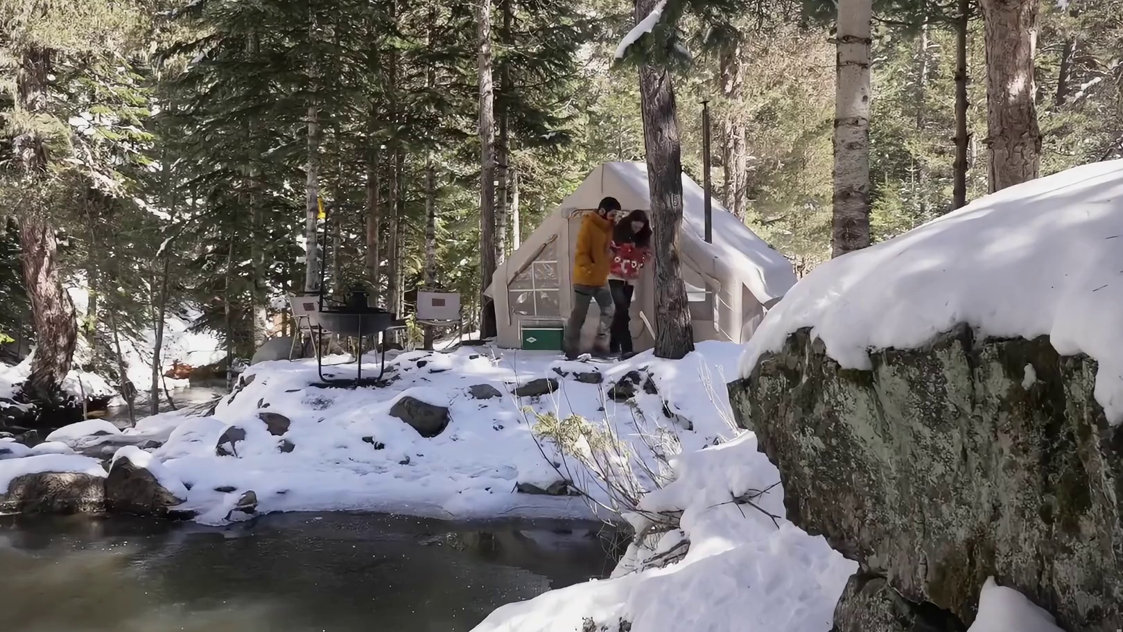 第2集：夫妻俩驾车到雪地露营，身处瀑布冰山，过程太解压