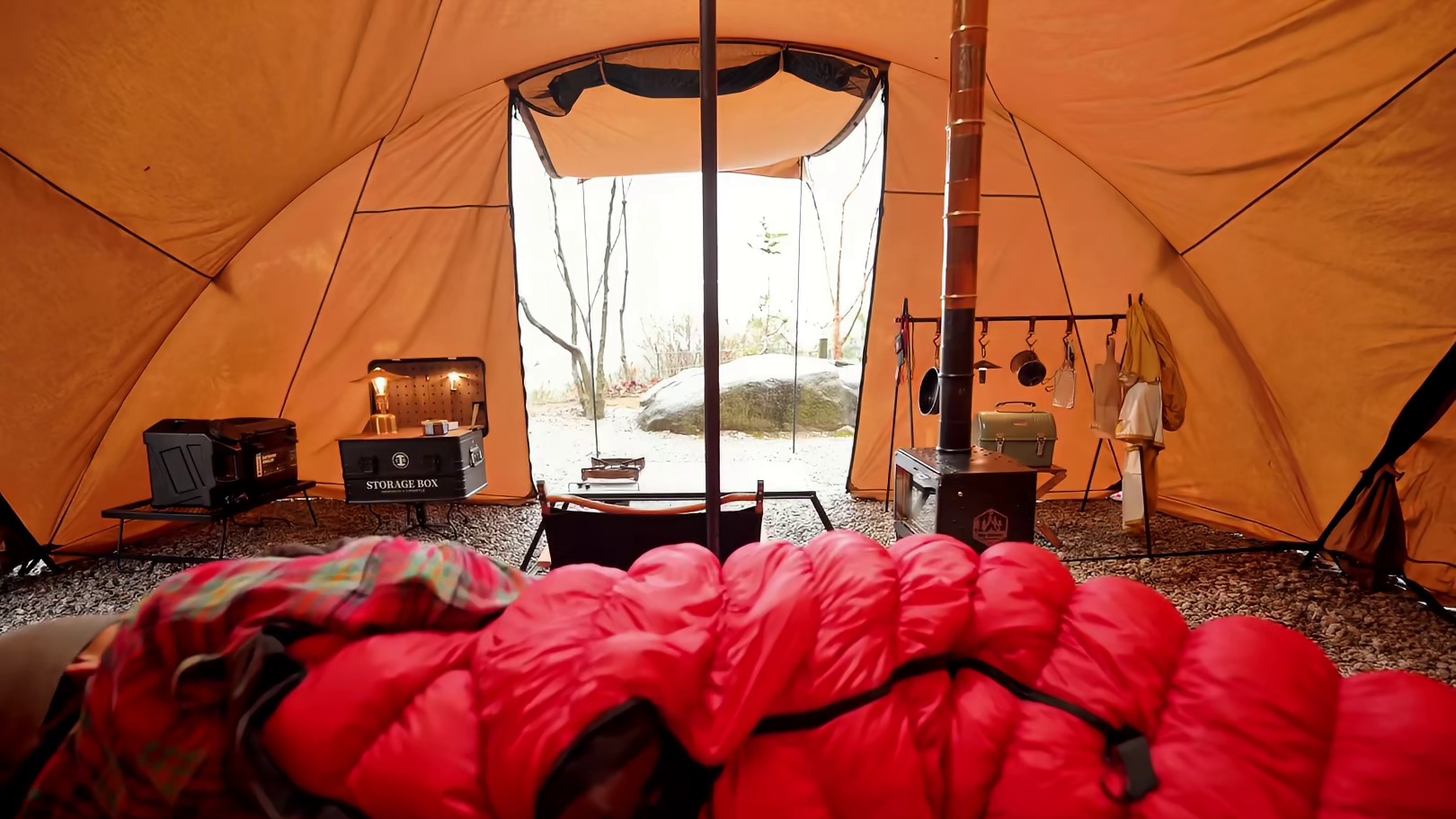 第2集：女人独自到一片碎石开阔地，冒着大雨露营，过夜休息