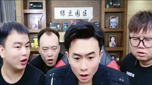 弹幕让绿豆抽传说武器，结果瘦子单点出传说角色，这也太狗托了吧 穿越火线