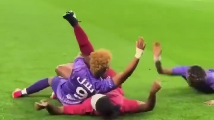 钞能力对决摔角技 卡塔尔慈善赛上演全武行