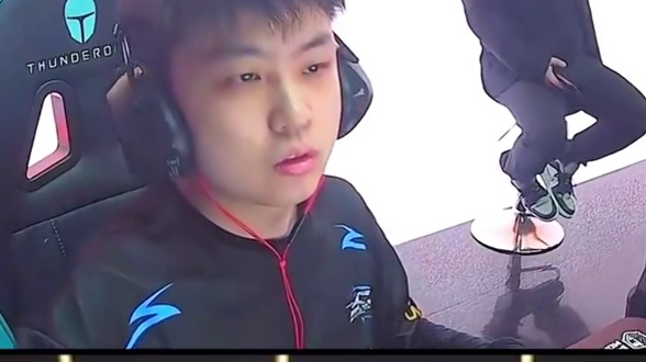 宇大帅背身马枪直接给西莫心态看崩了，各大主播纷纷破防，大米狂笑不止，这枪法太辣眼睛了