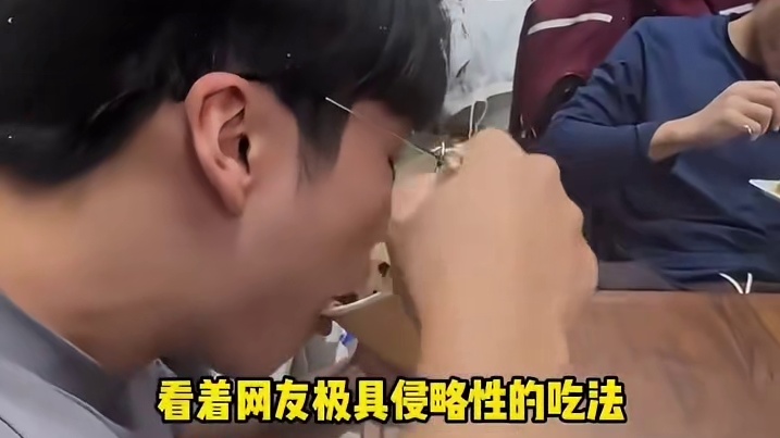 怎么做到把这种常温的蛋糕吃出热乎的饭菜的