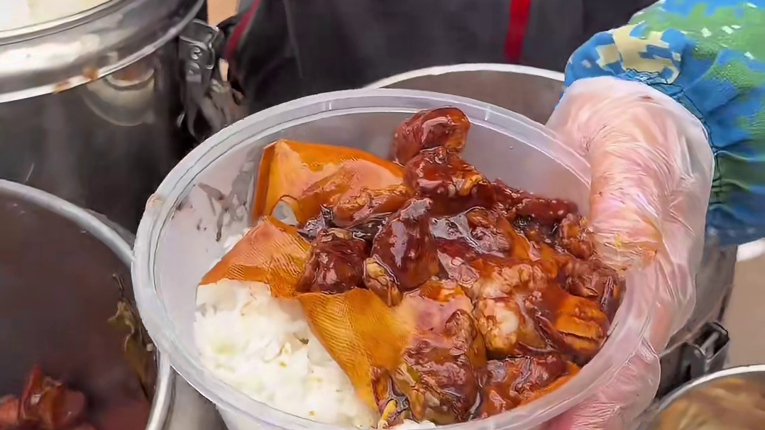 东北街头红烧肉盖饭！