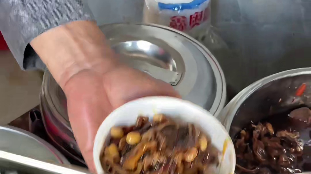重庆街头18元牛肉饭自助，老板说：管饱！管好！随便吃