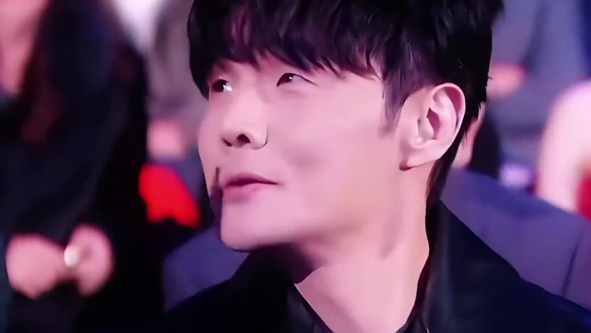 正在开心吃瓜的周深，被导播发现后……