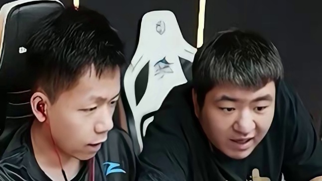 念旧排位化身绕后大师，结果被对面回头一枪狙死，宋皇在线教学A门裂了烟