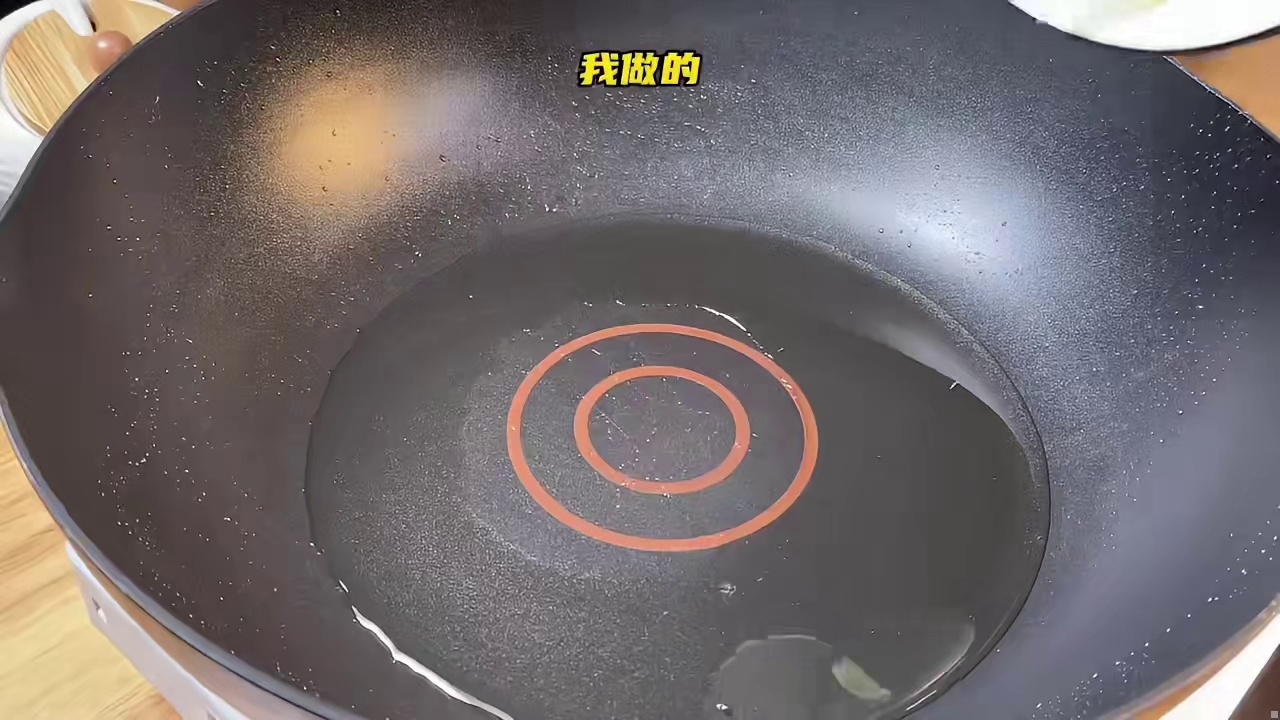 方便面蒸一蒸后没想到会那么好吃！有机会炒一份给女朋友吃，她一定会夸你！