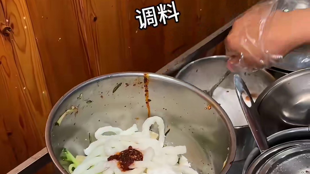 街头偶遇6元一份的卷面皮，你们吃过馓子嘛？