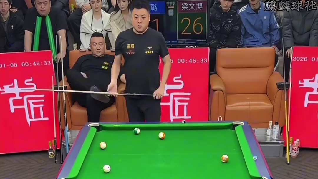 梁文博跨界挑战花枪王佟璐，节奏很快丝毫不落下风，打的很轻松