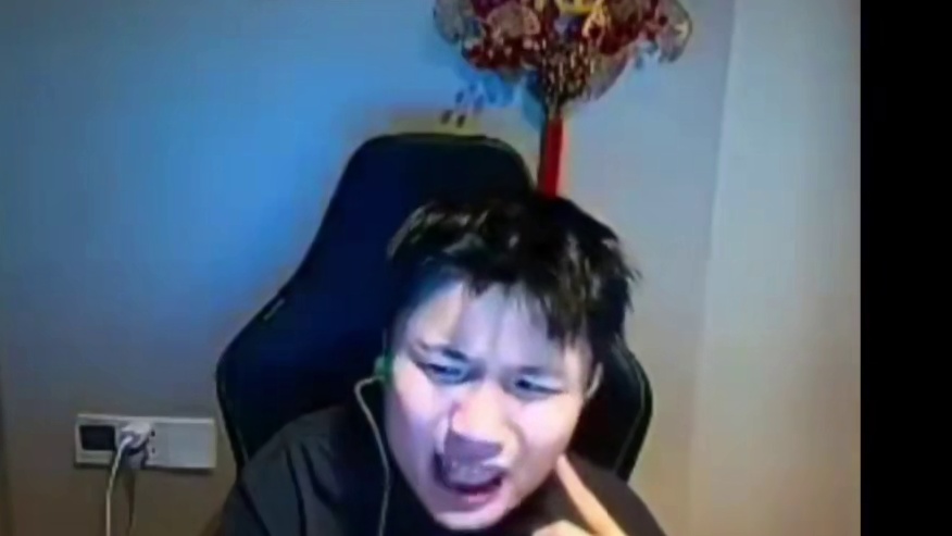 “donk鼠标没电插着线四杀残局 这不比息肉快”