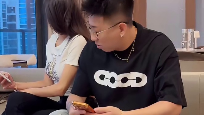 以为老婆在扭头看窗外，结果头发一撩吓一跳