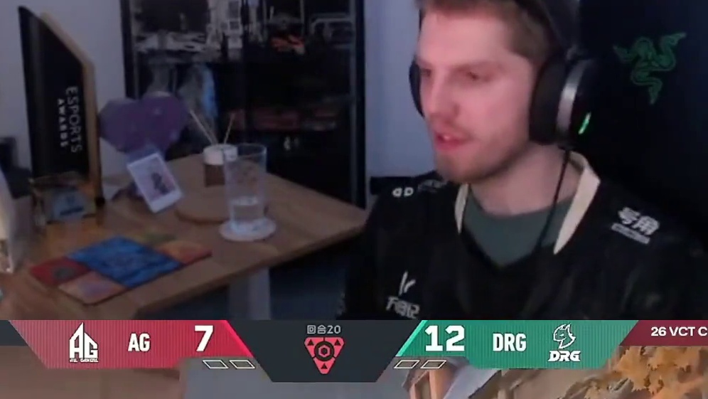 demon1看DRG老队友打比赛，假装和老队友碰拳，还告诉直播间学了哪些中文