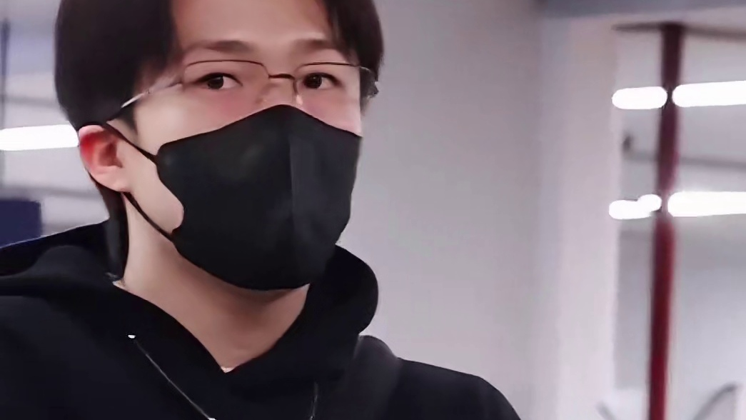 国乒顺利抵达海口，孙颖莎心情好讲个不停，王楚钦太帅了！