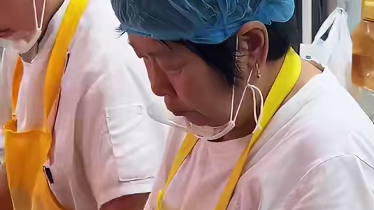 金黄酥脆的油馍头，八块钱一斤，你们喜欢吃嘛？