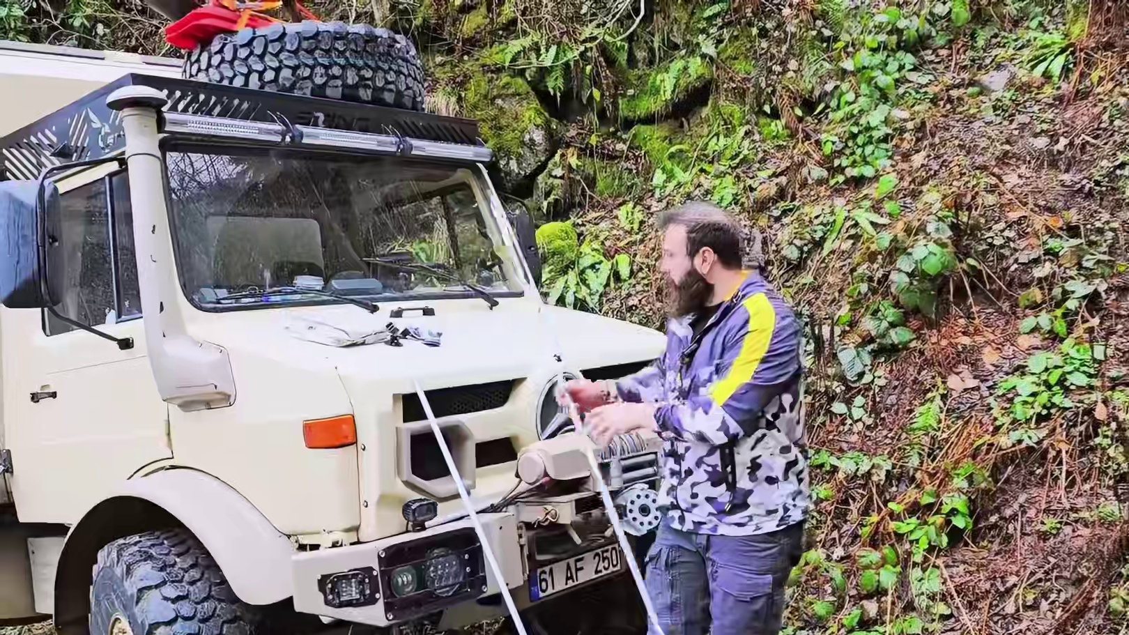 第1集：男人驾驶乌尼莫克来到废墟，在千年历史遗迹前露营，遭遇大雨雾