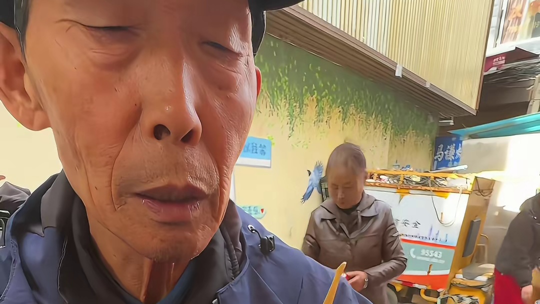 西安街头偶遇传统吹糖人，这是你的童年回忆吗
