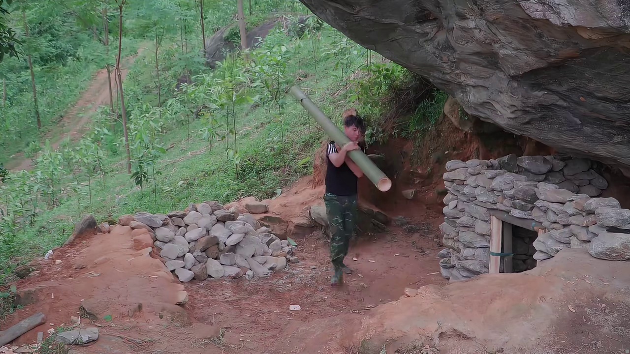 第1集：谁能想到男人仅仅是躲雨，竟然在崖壁下搭建了漂亮的小屋