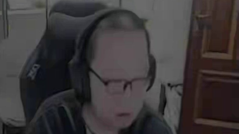 蛇哥怀疑昨晚跟石头吃完饭，他们十个又吃了一顿