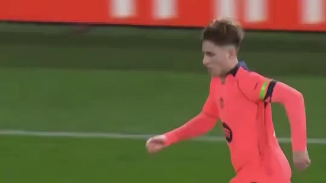 疯狂浪费机会！费兰托雷斯门前一米上演三维弹球 解围