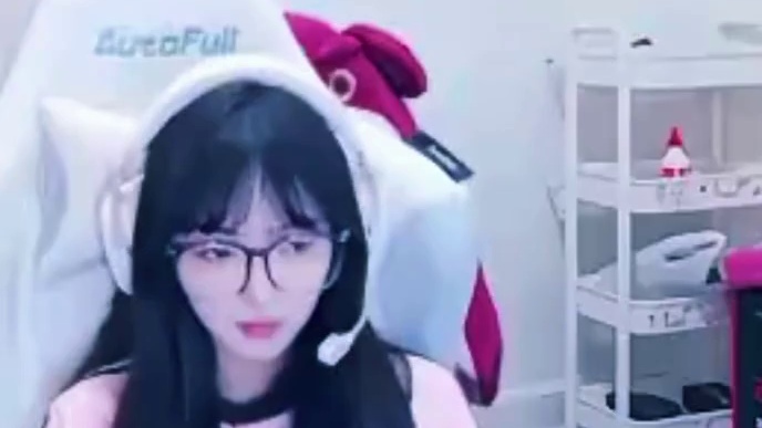 各大职业主播们看，EDG潜艇黄金加时战胜AG，众主播们徽章令当场清空