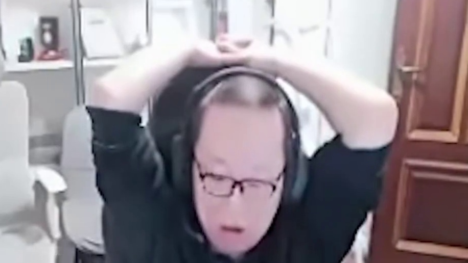 蛇哥说颜开跟罗浩的打法不同，罗浩打A会靠一会儿但是颜开很急