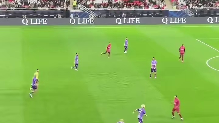 搁这摔，你们见过三个轮着摔跤的吗？